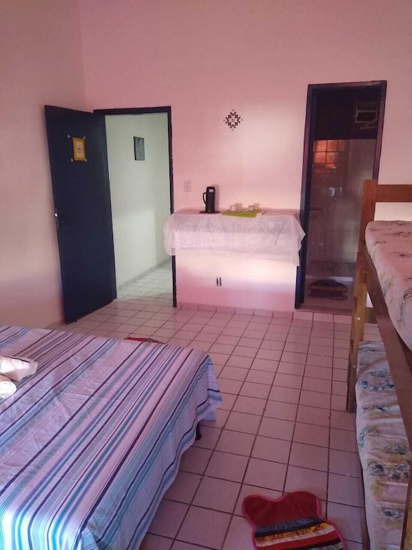 Habitación cuádruple económica | Sala de estar