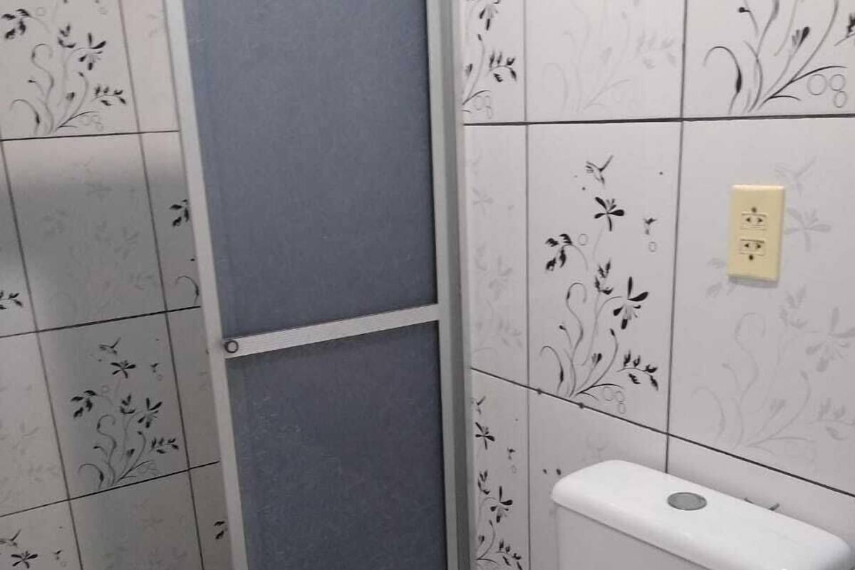 Regadera, toallas, papel de baño