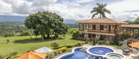 Una piscina al aire libre