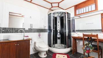 Suite estudio Deluxe | Baño | Ducha, artículos de higiene personal gratuitos, toallas y jabón