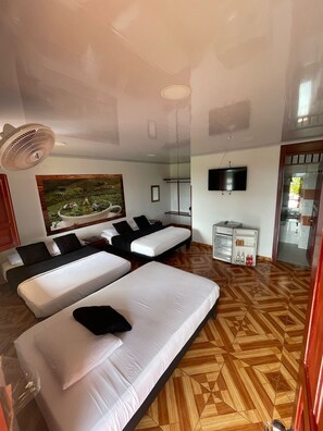 Shower, free toiletries, towels, soap - Tucurinca Hotel & Spa (Montenegro)