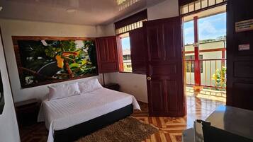 Standard Room, 1 Bedroom | Bathroom | Shower, free toiletries, towels, soap
