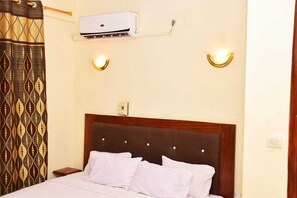 Blackout curtains, iron/ironing board, free WiFi, bed sheets - Hôtel Kin Comfort (Kinshasa)