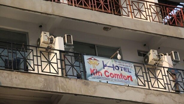 A hotel sign with the name "Kim Comfort" and contact information. - Hôtel Kin Comfort (Kinshasa)