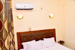 Blackout curtains, iron/ironing board, free WiFi, bed sheets - Hôtel Kin Comfort (Kinshasa)