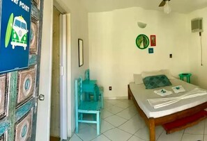 Minibar, escritorio, wifi gratis y ropa de cama 