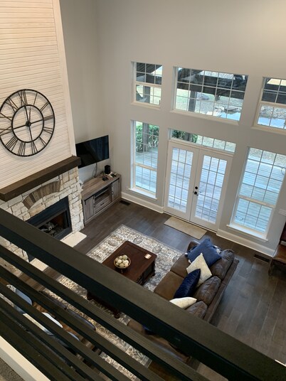 THE EXECUTIVE TWO STORY “WHERE TO STAY WHEN YOUR AWAY”(JACUZZI, ADA COMPLIANT)