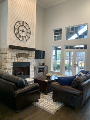 Una televisión, una chimenea, un reproductor estéreo