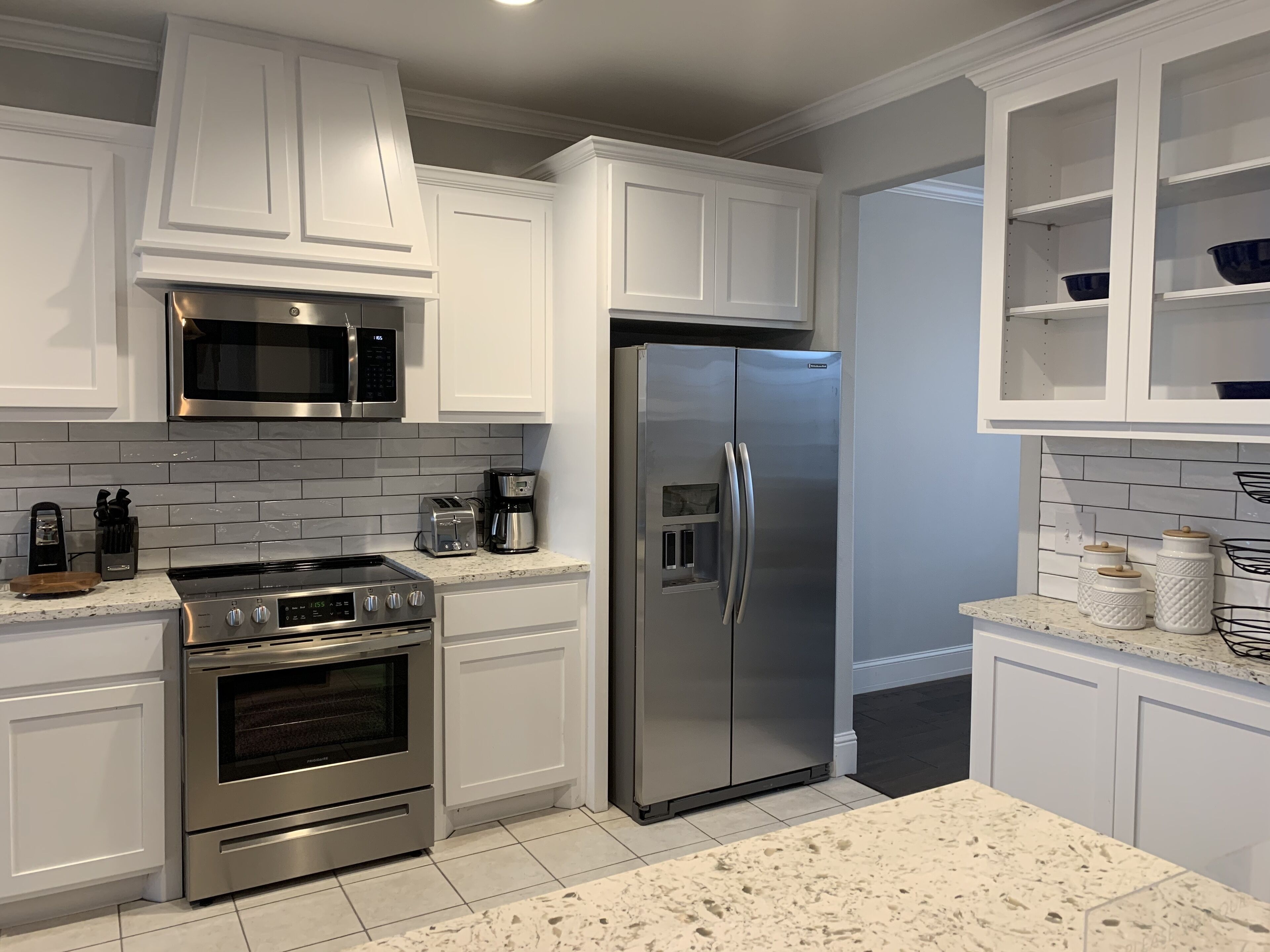 Refrigerador, microondas, horno y parrilla de estufa 