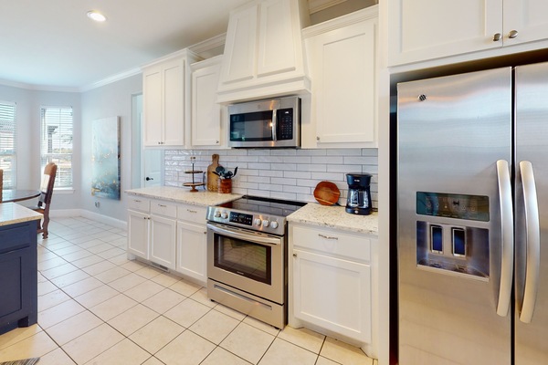 Køleskab, mikrobølgeovn, ovn, kogeplade