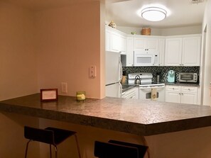 冷蔵庫、電子レンジ、オーブン、コンロ