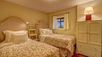 5 bedrooms, desk, iron/ironing board, travel crib
