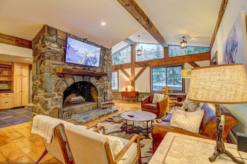 Cozy chalet w/ hot tub & fire pit