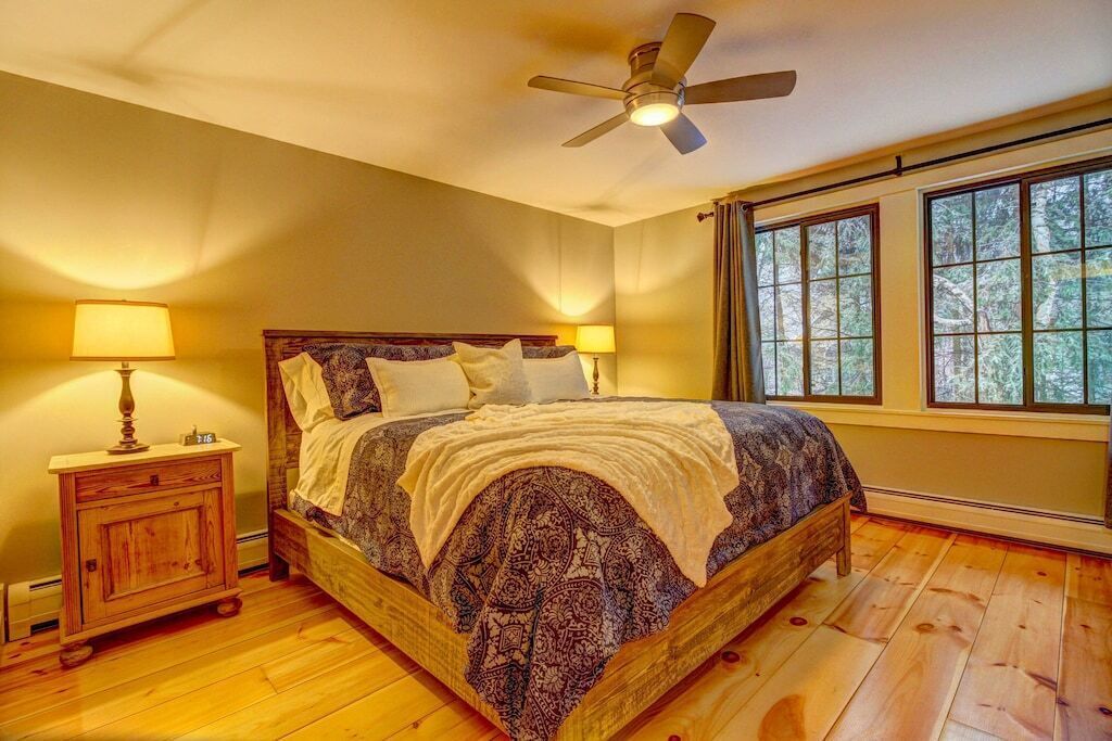 5 bedrooms, desk, iron/ironing board, travel crib