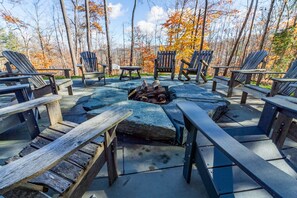 Terrace/patio - Cozy chalet w/ hot tub & fire pit (Stratton Mountain)