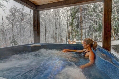 Cozy chalet w/ hot tub & fire pit