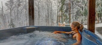 Cozy chalet w/ hot tub & fire pit