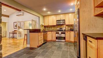 雪櫃、微波爐、焗爐、爐具