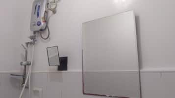 Habitación estándar | Baño | Regadera, regadera tipo lluvia, amenidades de baño gratuitas