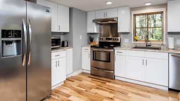 Køleskab, mikrobølgeovn, ovn, kogeplade