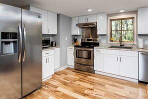 Køleskab, mikrobølgeovn, ovn, kogeplade