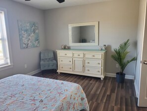 3 bedrooms, iron/ironing board, free WiFi, bed sheets - Spacious 2000+sqft Home, 3 min to Beach, Lighthouse & Quaint Village (St George Island)