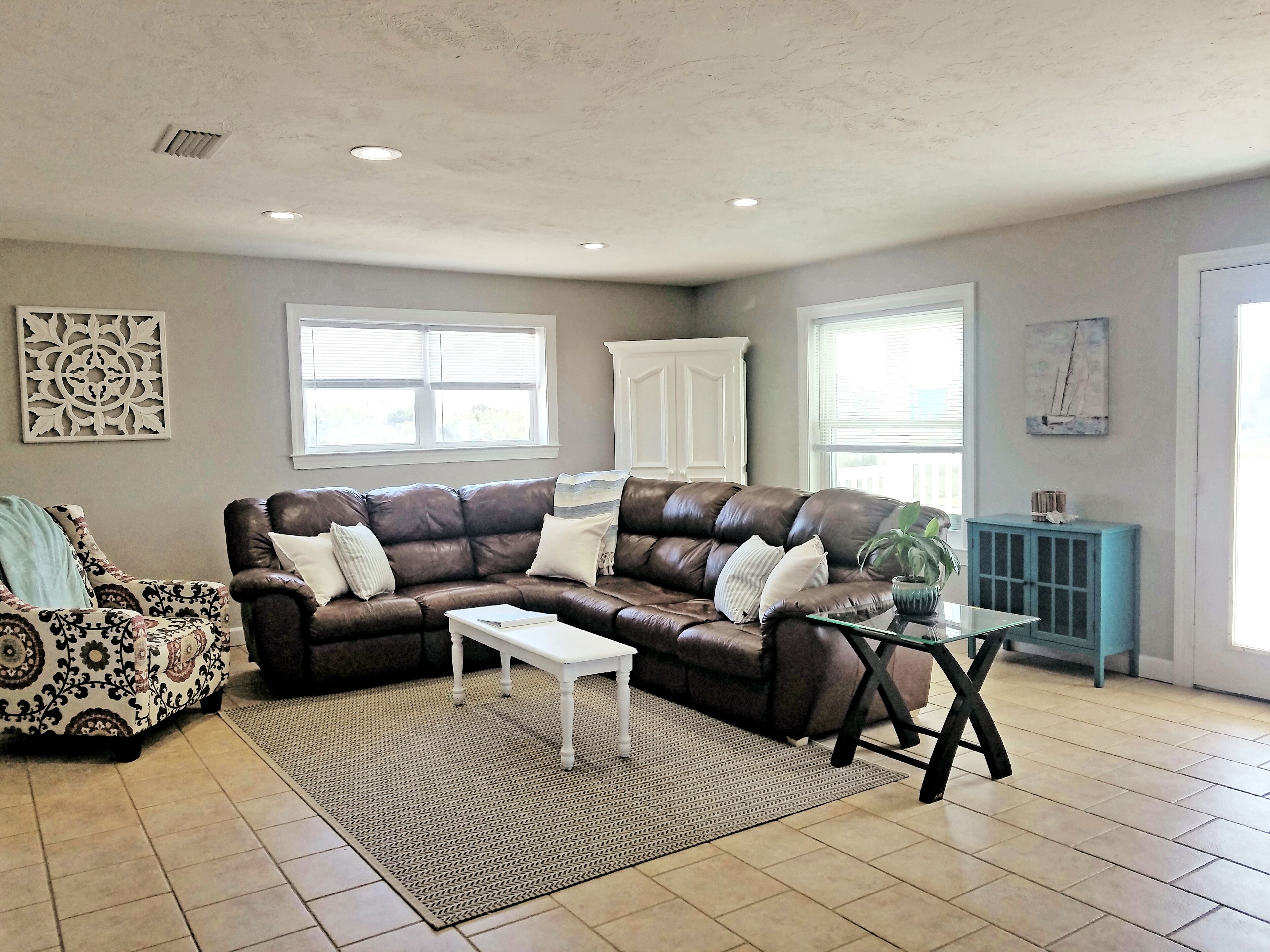 Smart-TV, DVD-spiller, bøker og filmbibliotek