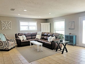 Smart TV, DVD player, books, video library - Spacious 2000+sqft Home, 3 min to Beach, Lighthouse & Quaint Village (St George Island)