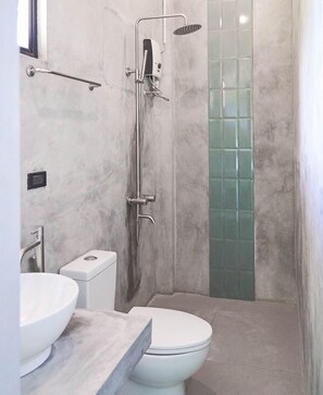 Buồng tắm vòi sen, khăn tắm, xà phòng, dầu gội 