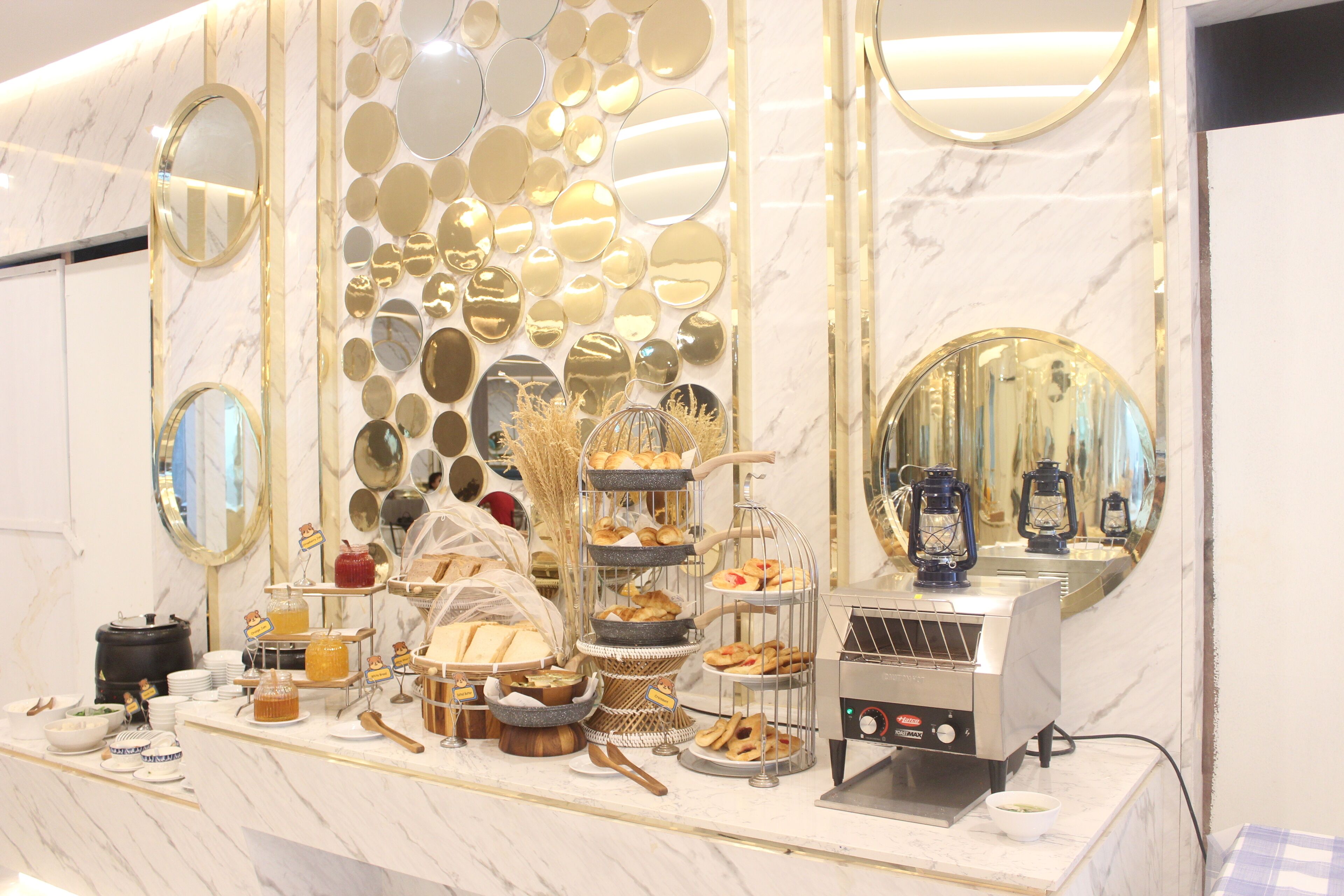 Ein reichhaltiges Buffet mit verschiedenen Speisen und einer Kaffeemaschine.