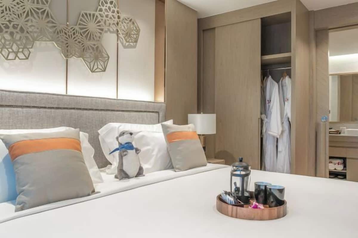 Luxe beddengoed, pillowtop-bedden, een minibar met enkele gratis items