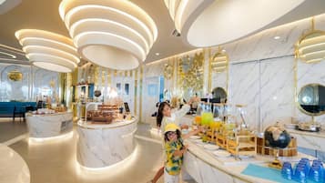 2 restaurantes, se sirven desayunos, comidas y cocina internacional