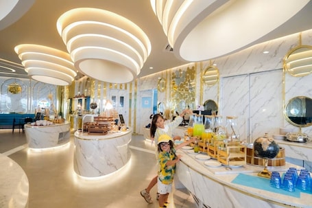 2 restaurantes; se sirve desayuno, almuerzo y cena; cocina internacional