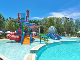 Una piscina al aire libre (de 07:00 a 19:00), sombrillas, tumbonas
