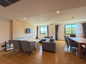 Suíte grand, várias camas (VIP) | Área de estar | Smart TV 43 polegadas com canais a cabo, TV, Netflix