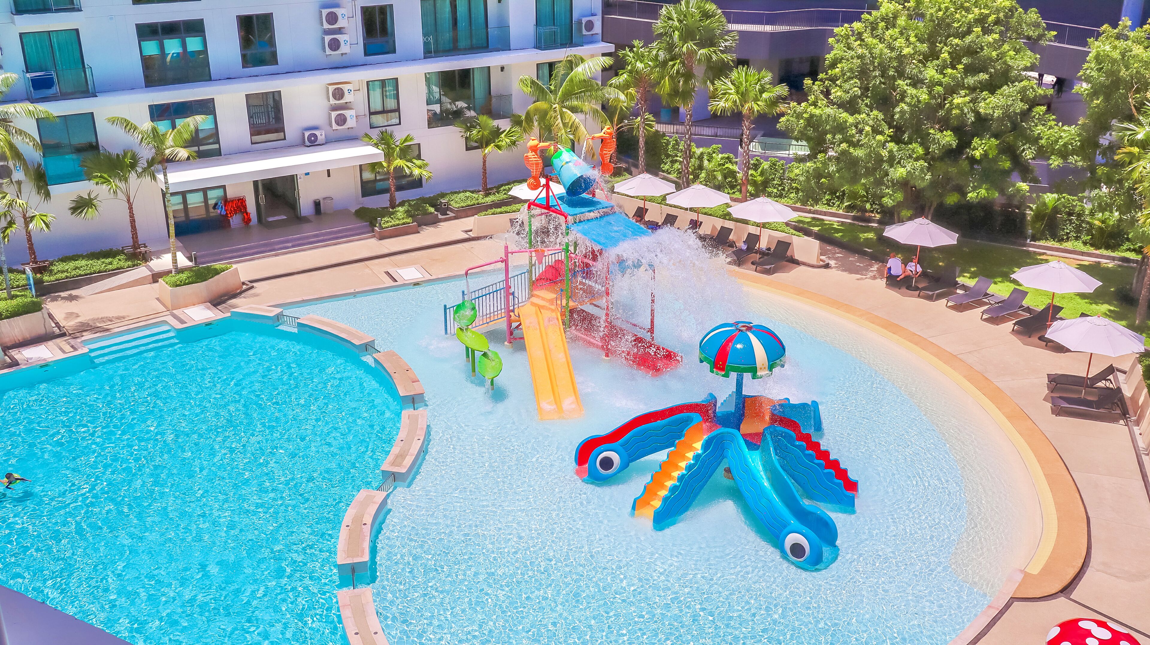 Piscine extérieure, parasols de plage, chaises longues