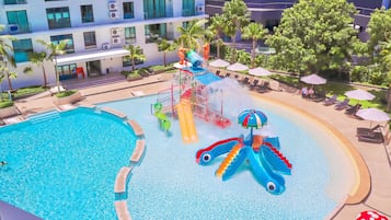 Piscina externa, funciona das 7h às 19h, guarda-sóis, espreguiçadeiras