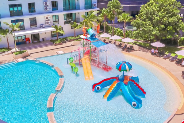 Kolam renang terbuka, dibuka dari pukul 7:00 hingga 19:00, payung kolam