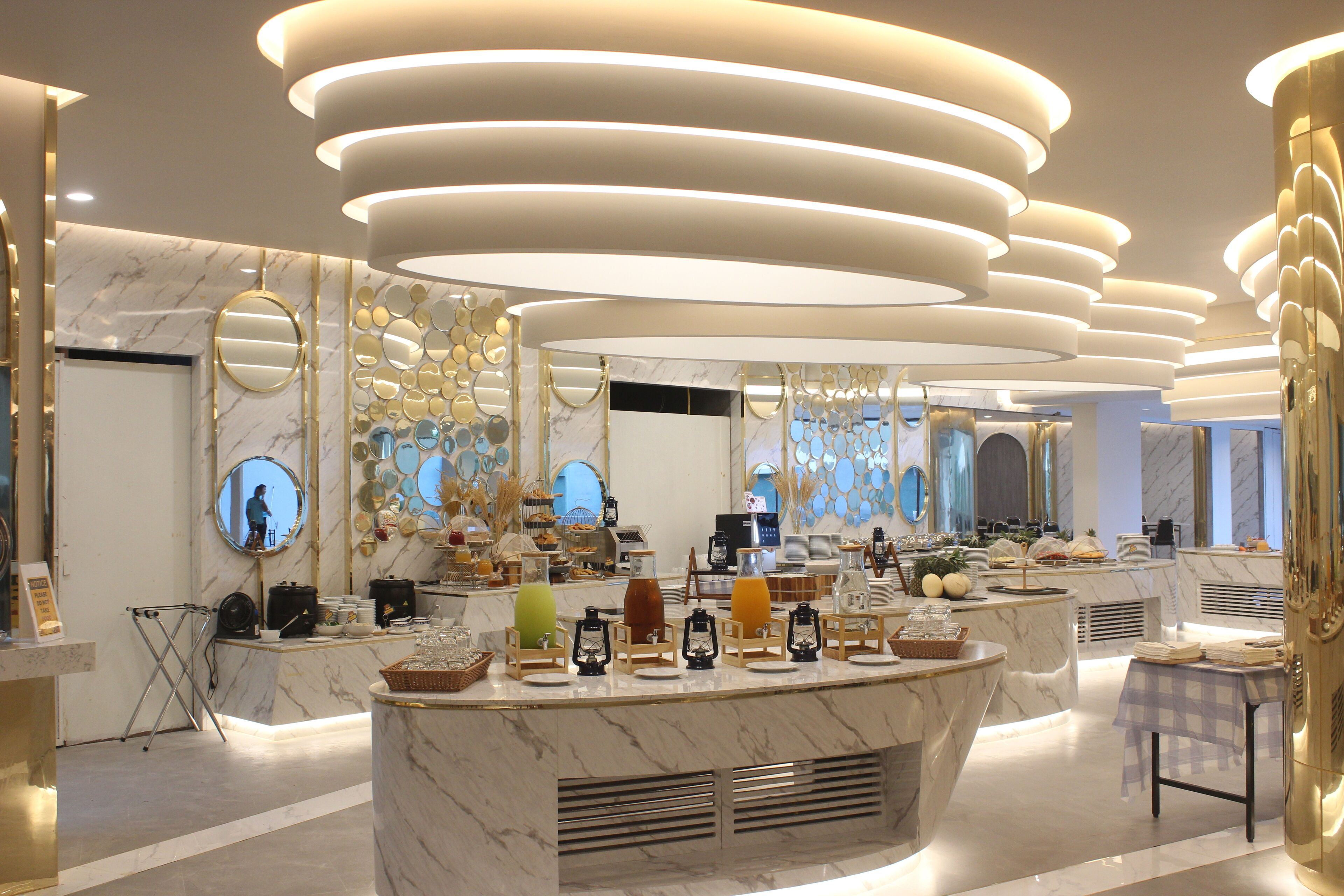 Petit déjeuner buffet (500 THB par personne)