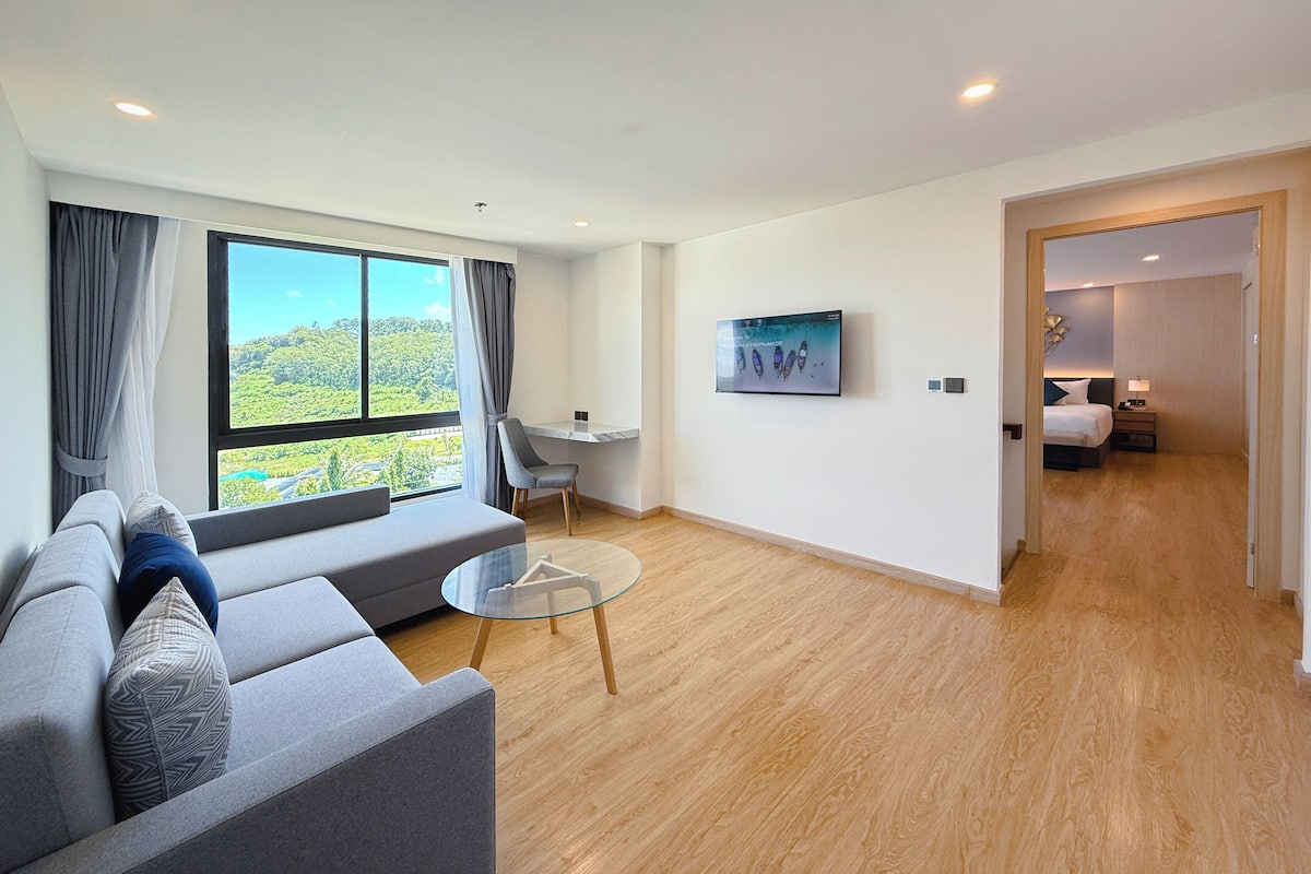 Grand suite, Meerdere bedden (VIP) | Badkamer | Gratis toiletartikelen, een haardroger, badjassen, pantoffels