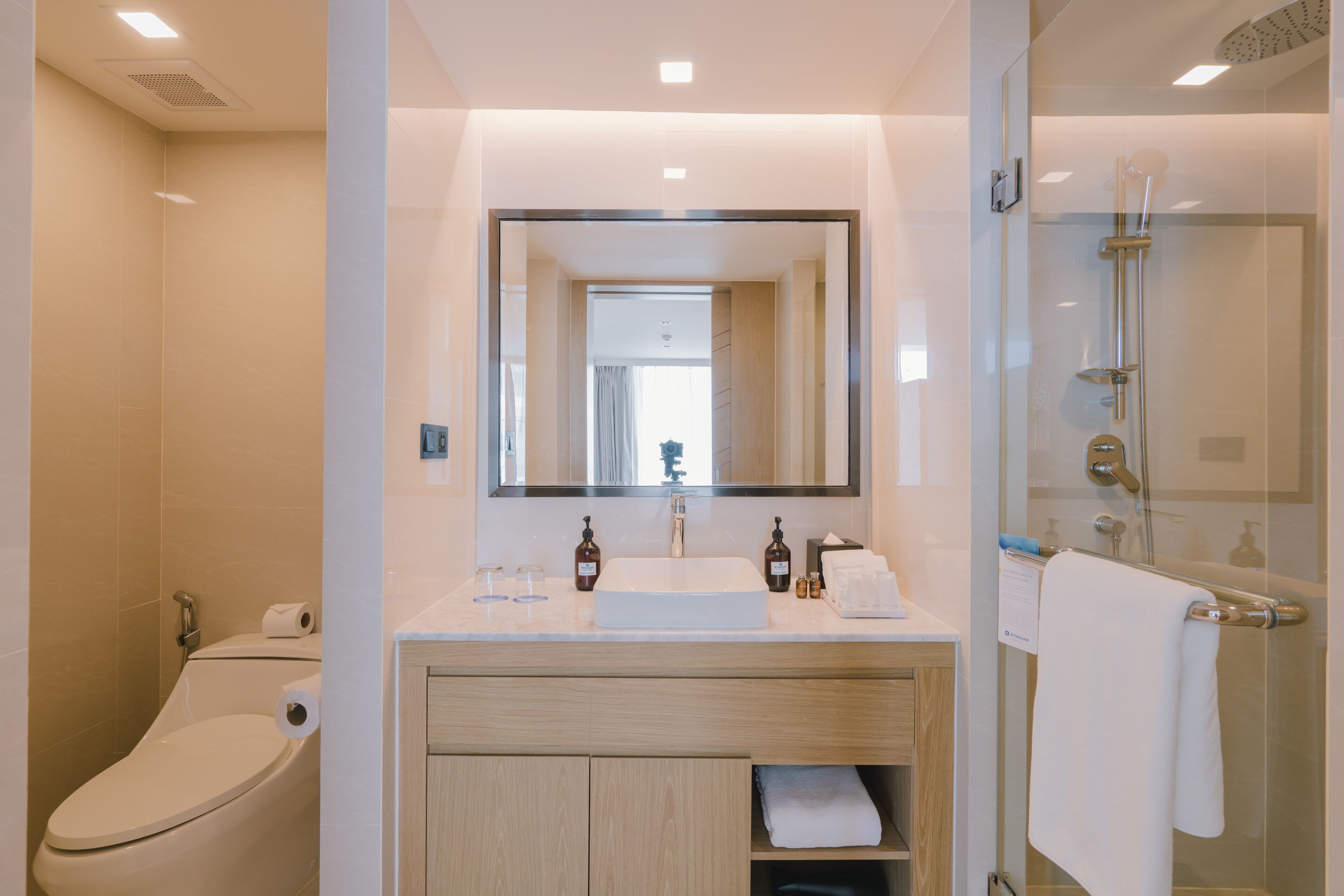 Un baño moderno con inodoro, lavabo y ducha.