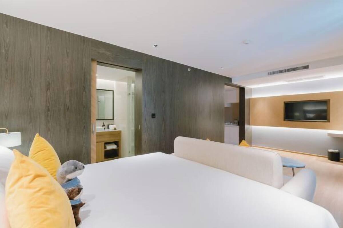 Luxe beddengoed, pillowtop-bedden, een minibar met enkele gratis items