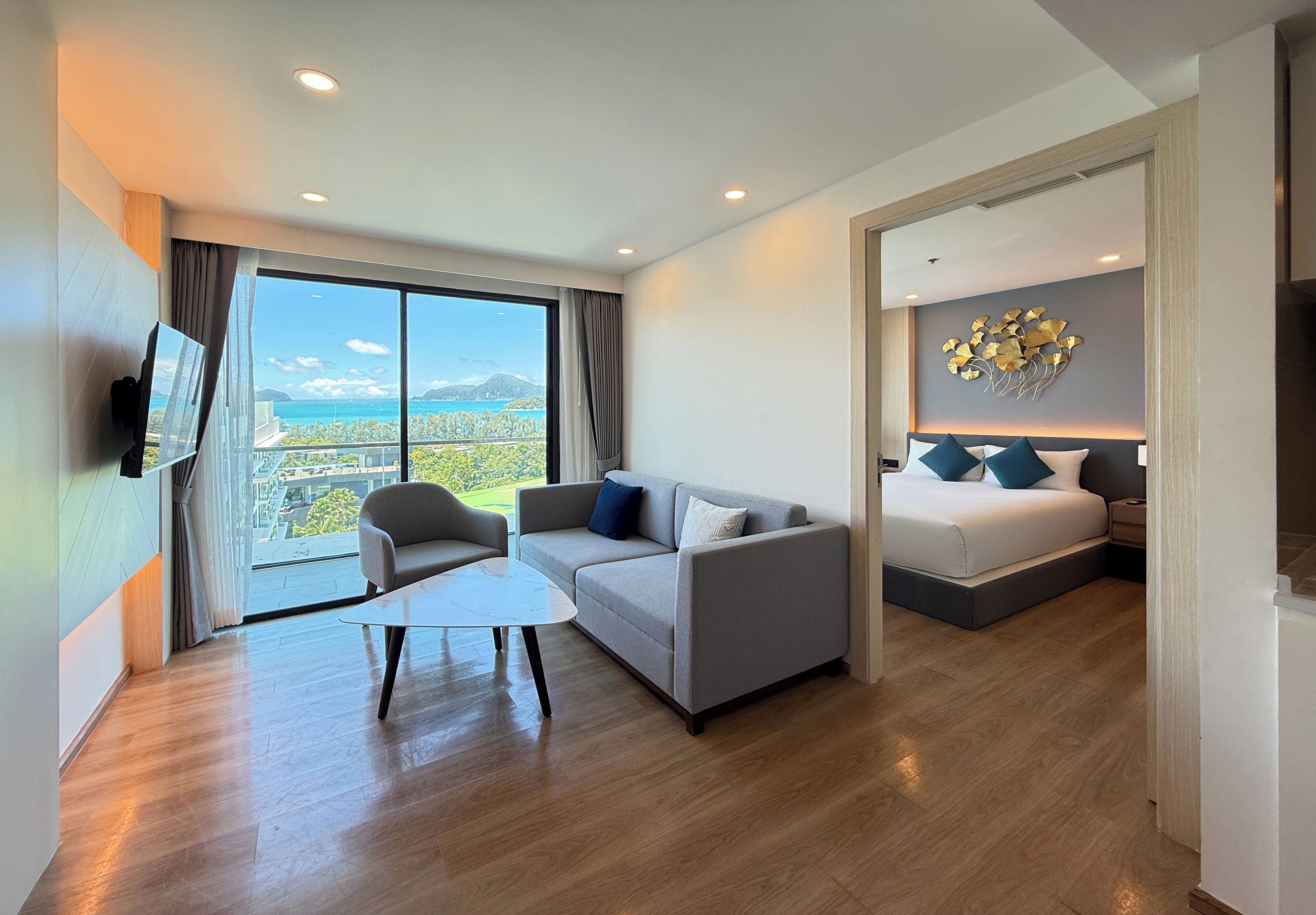 Grand Suite, 1 King Bed (Duplex) | Living area