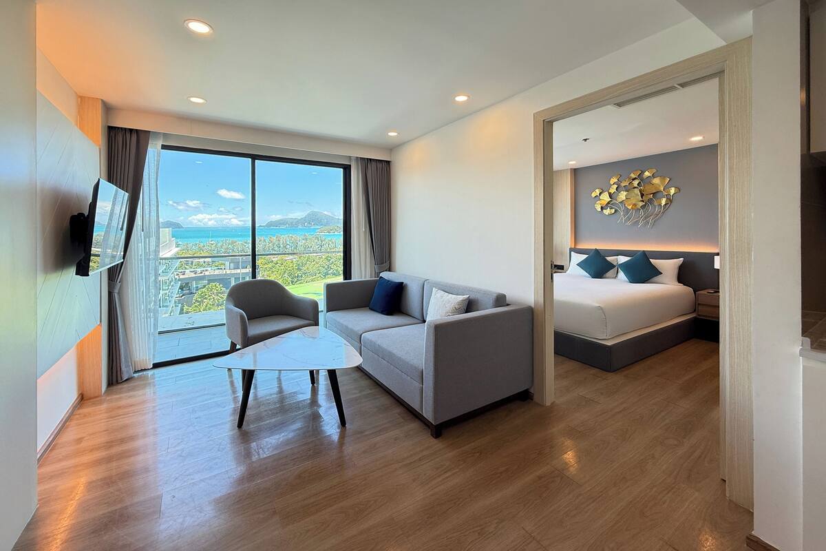 Grand suite, 1 kingsize bed (Duplex) | Woonruimte | Een 43-inch smart-tv met kabelzenders, televisie en Netflix