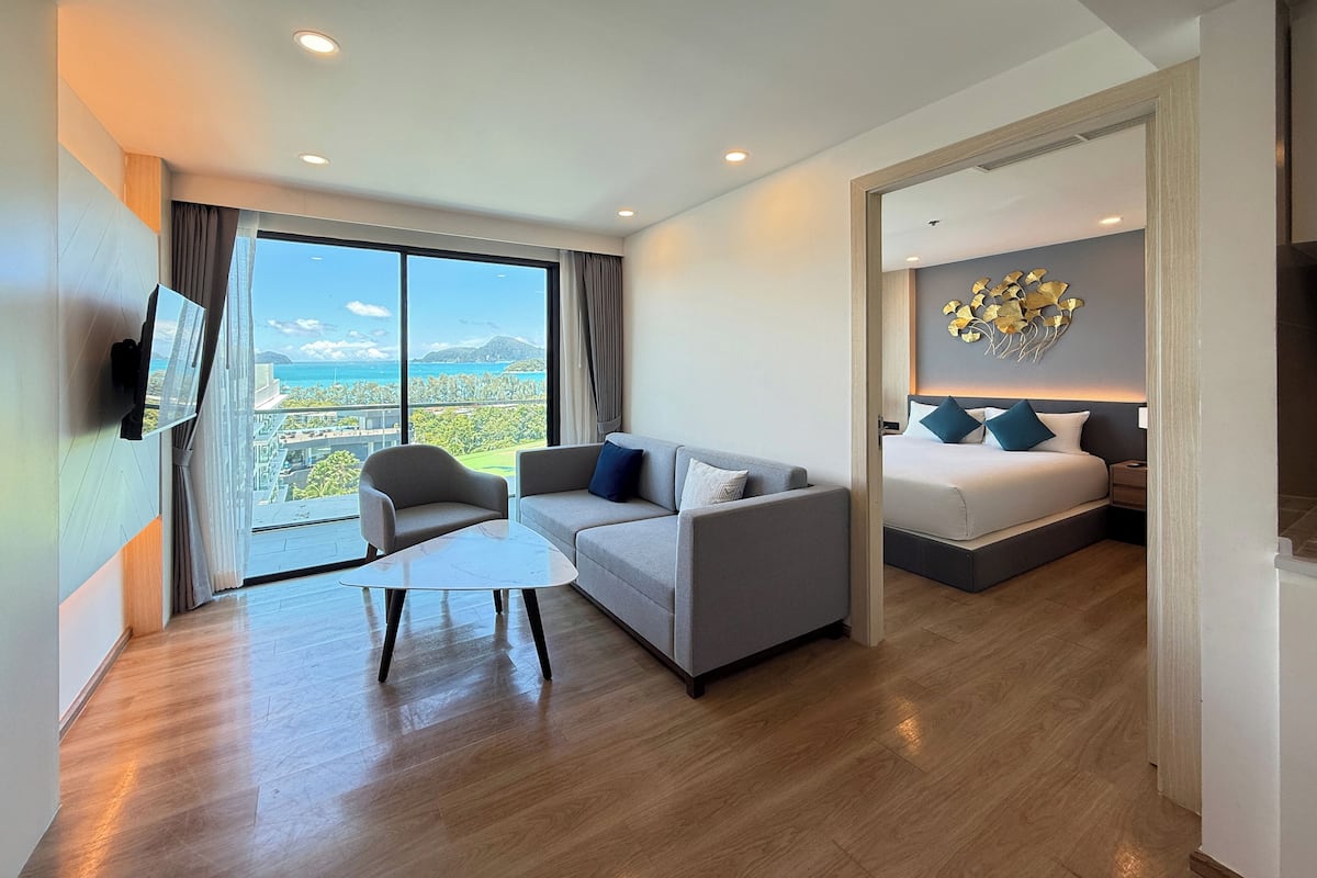 Grand Suite, 1 King Bed (Duplex) | Living area