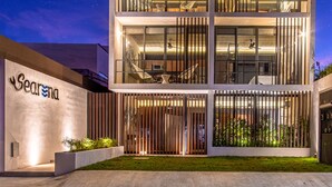 Bagian depan properti - sore/malam