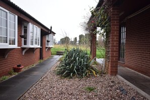 المنطقة المحيطة بالمنشأة