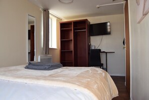 Escritorio, tabla de planchar con plancha, wifi gratis y ropa de cama 