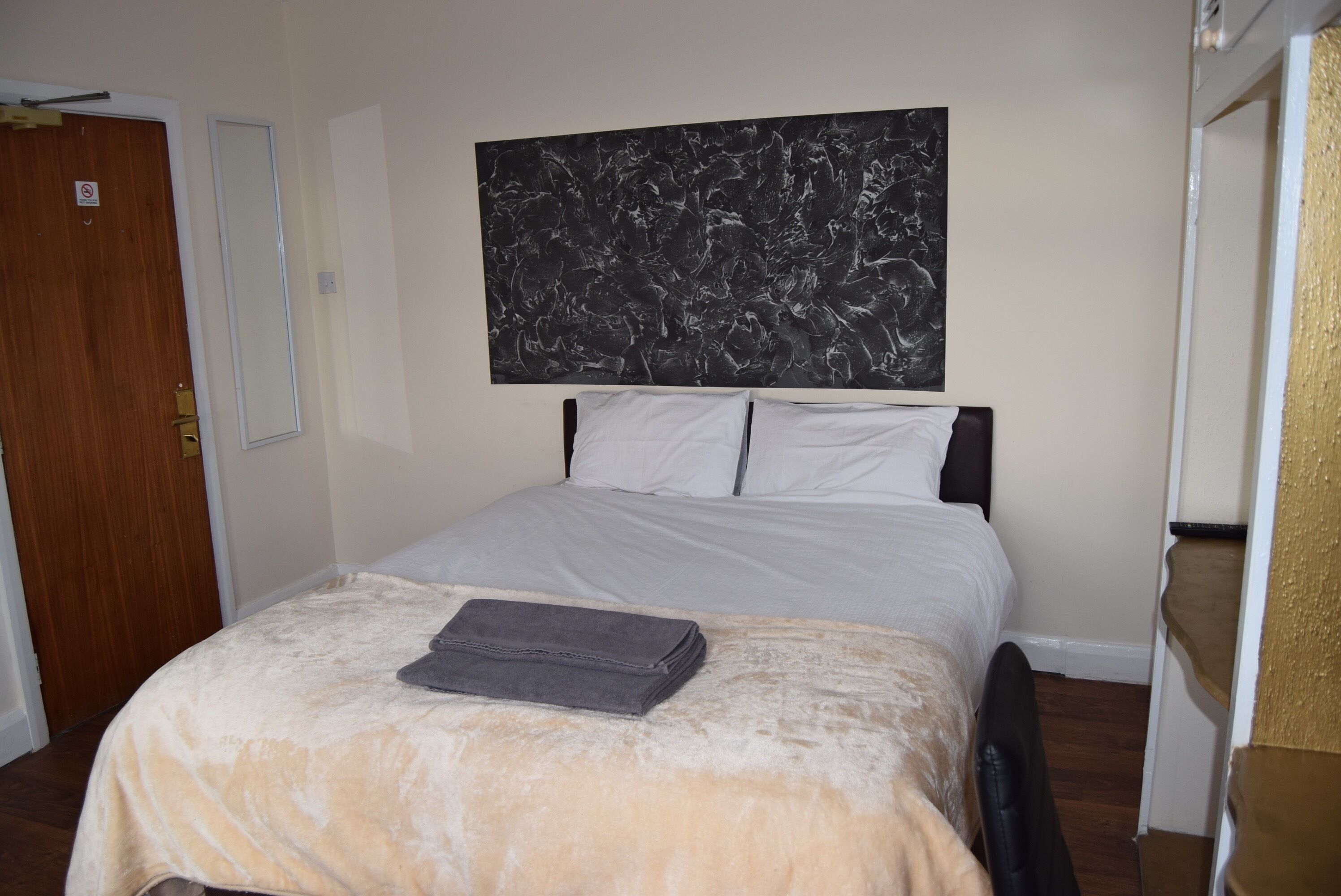 Basic-Doppelzimmer | Schreibtisch, Bügeleisen/Bügelbrett, kostenloses WLAN, Bettwäsche