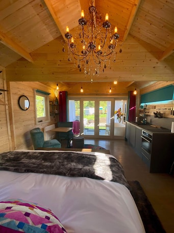 Luxury Cabin, 1 Bedroom (Barn Lodge) | 1 bedroom, individually decorated, individually furnished